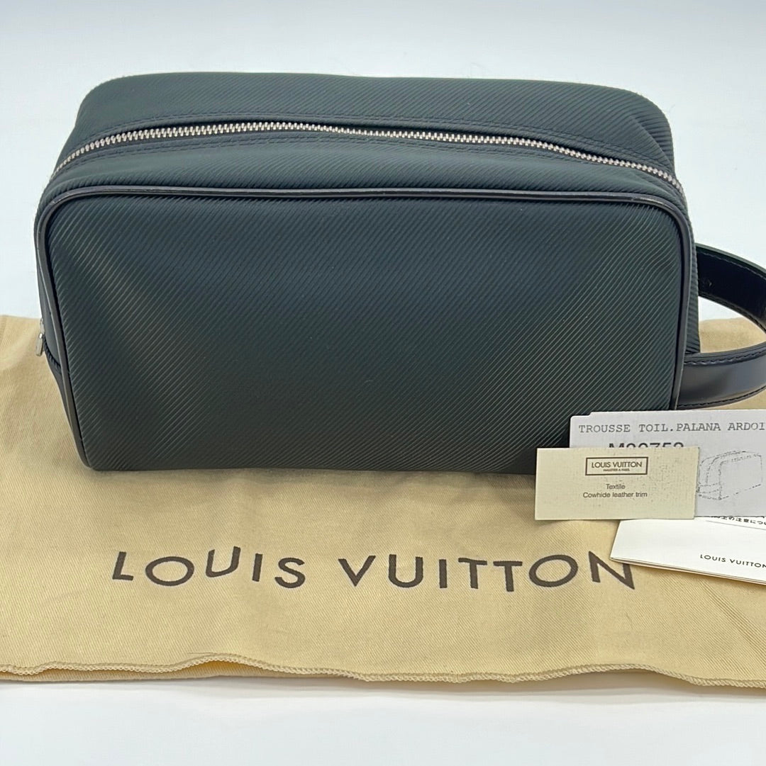 Louis Vuitton Green Taiga Nylon Palana Cosmetic Pouch Toiletry Case 18LV0  For Sale at 1stDibs