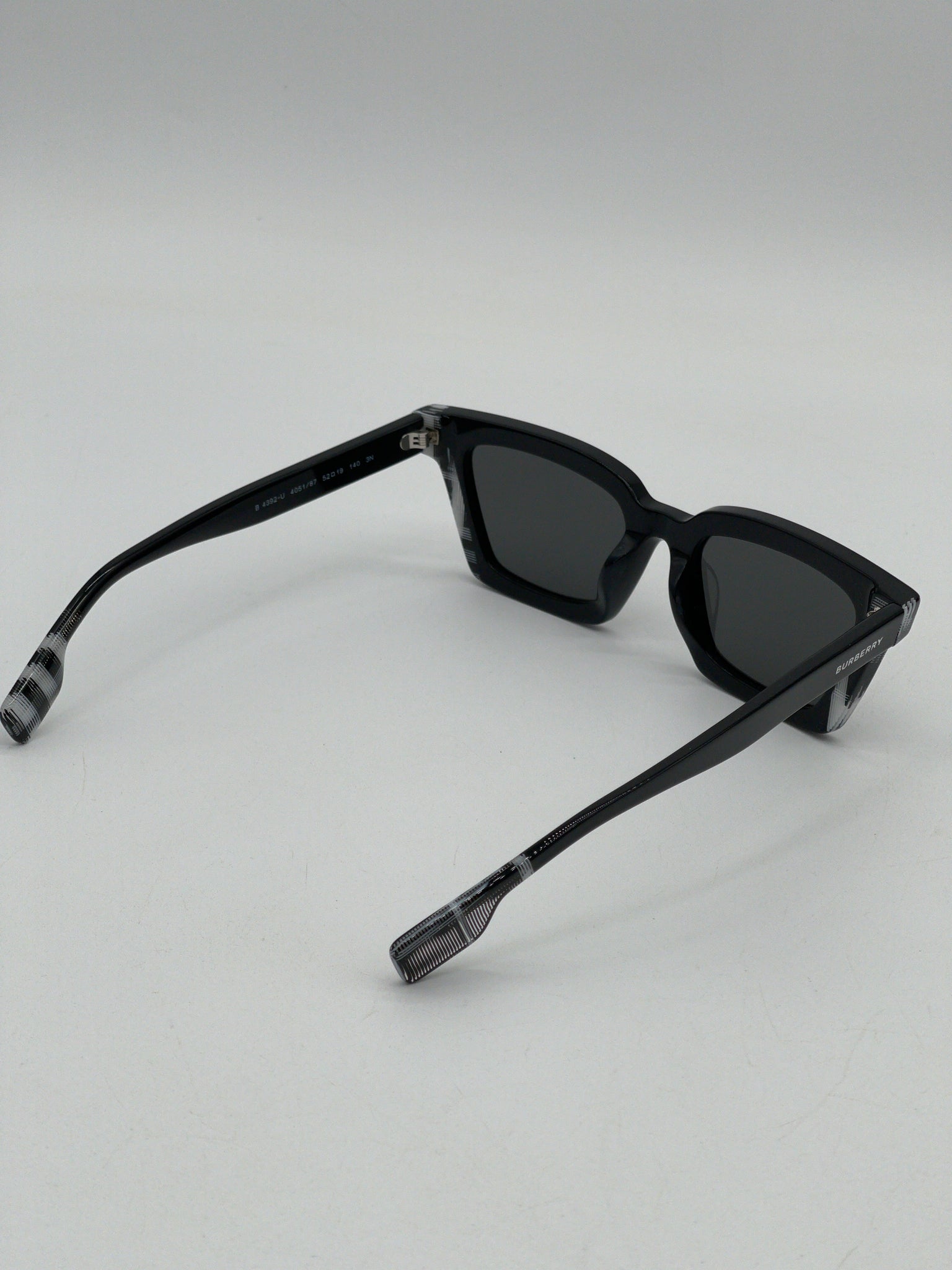 New Burberry Black and White Briar Sunglasses BY06407662G 100824 P