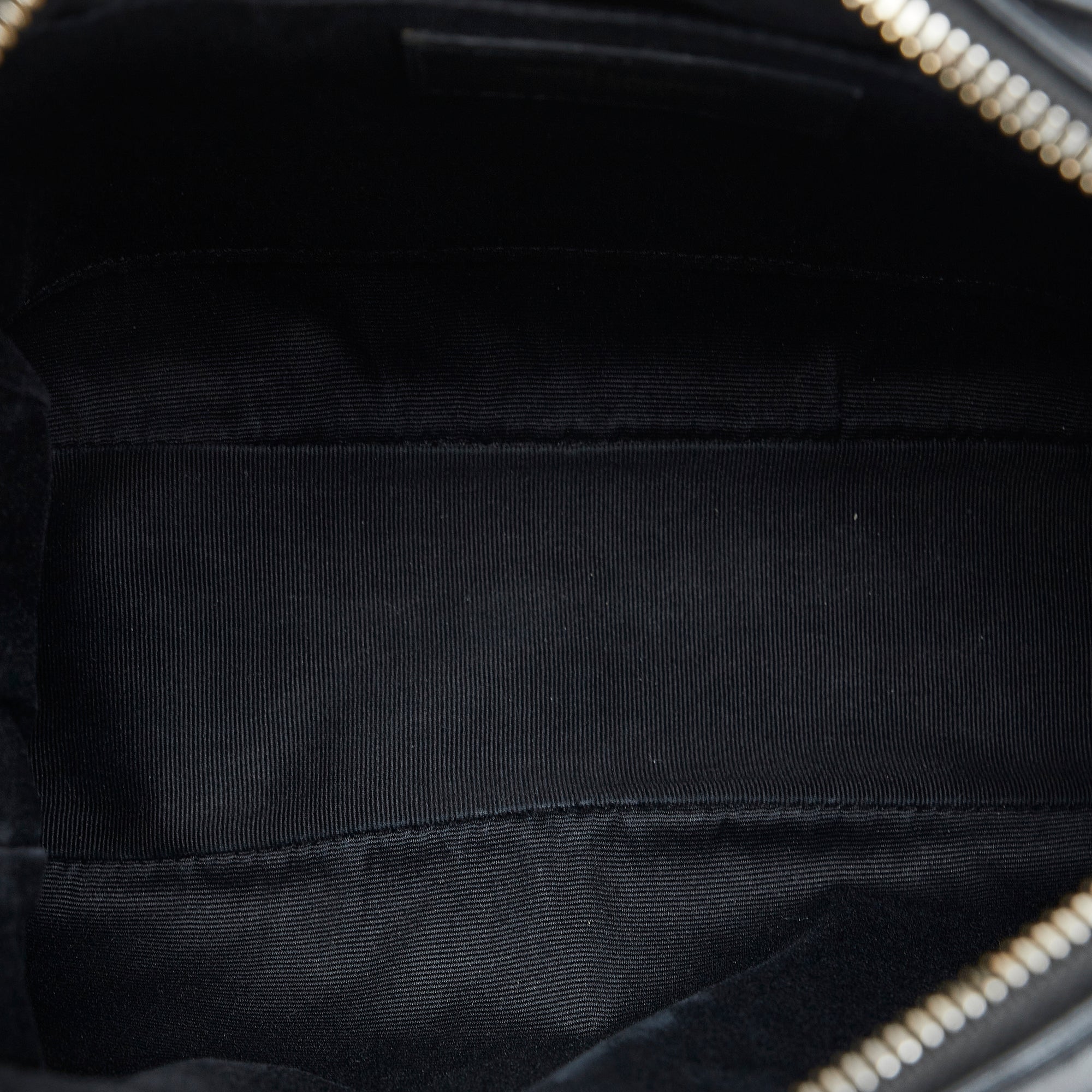 Felix (Stray Kids), Amber lên đồ unisex với túi Louis Vuitton Camera Box