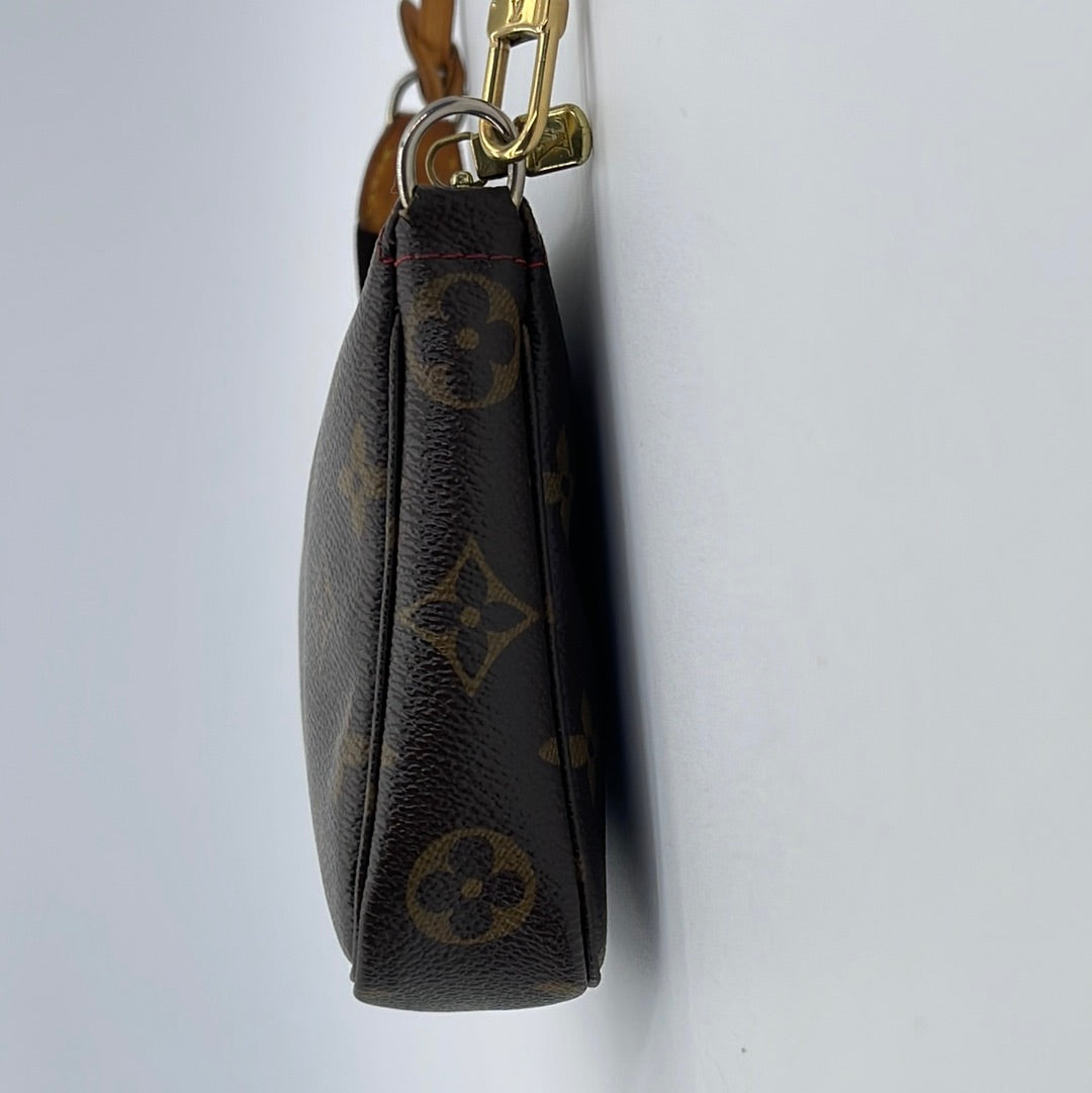 Pre-loved Louis Vuitton Vintage Pochette Accessoire Leather