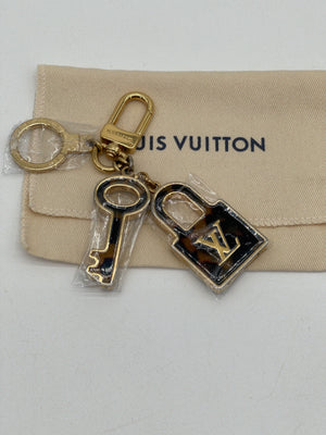 Preloved Louis Vuitton Lock and Key Gold and Tortoise Bag Charm and Key chain. OB0113 091824H