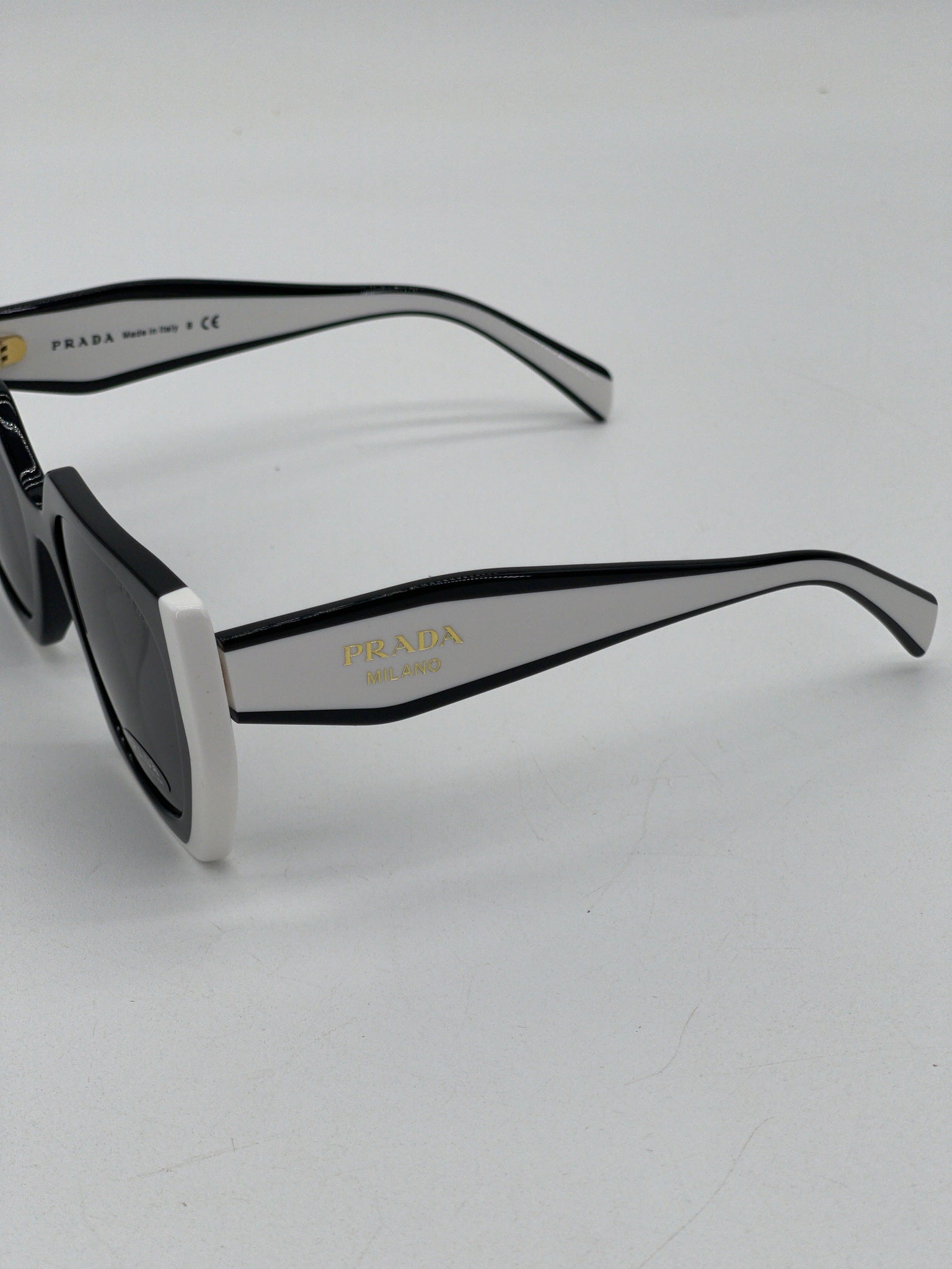 New Prada Black and White Sunglasses BP43531570 091024 H