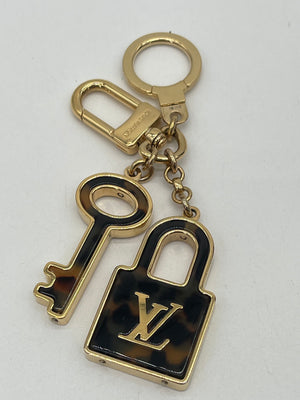 Preloved Louis Vuitton Lock and Key Gold and Tortoise Bag Charm and Key chain. OB0112 H