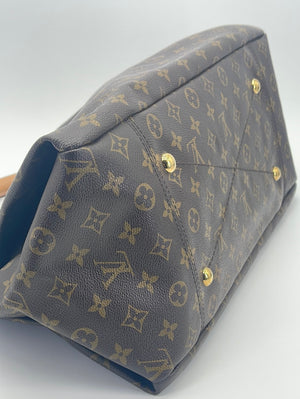 Louis Vuitton Artsy mm Monogram Canvas Handbag