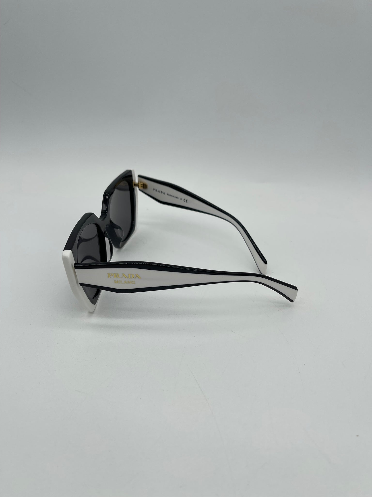 Like New Prada Black and White Sunglasses 09Q-5S0 083024 H