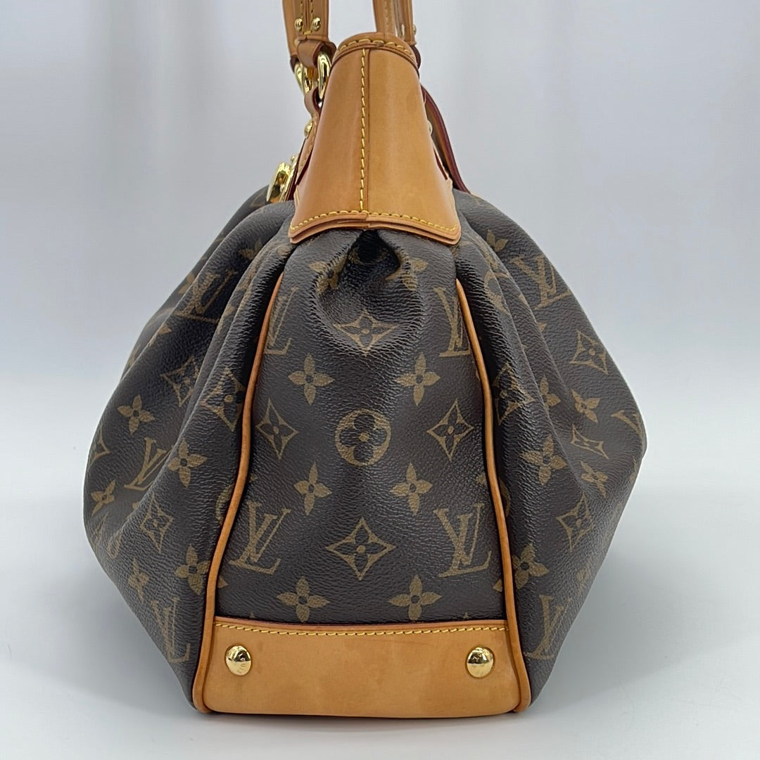 This Louis Vuitton boetie mm purse is gorgeous and in great