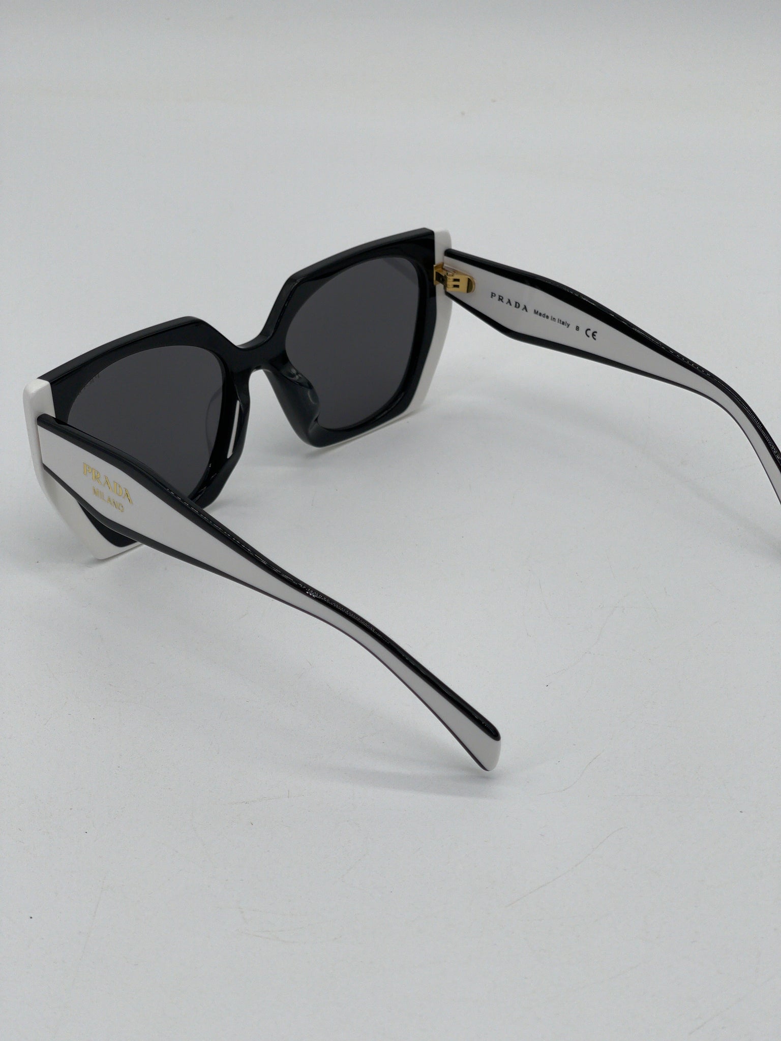 New Prada Black and White Sunglasses BP43531570 091024 H