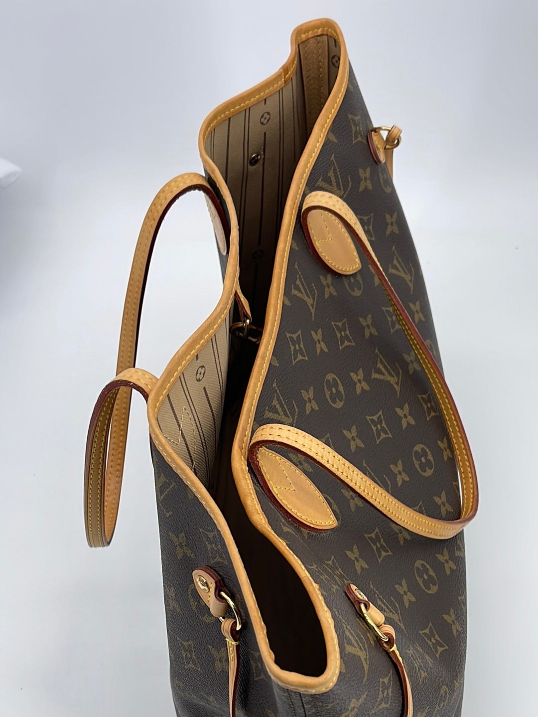 Preloved Louis Vuitton Monogram V Tote MM CA4188 052223 – KimmieBBags LLC