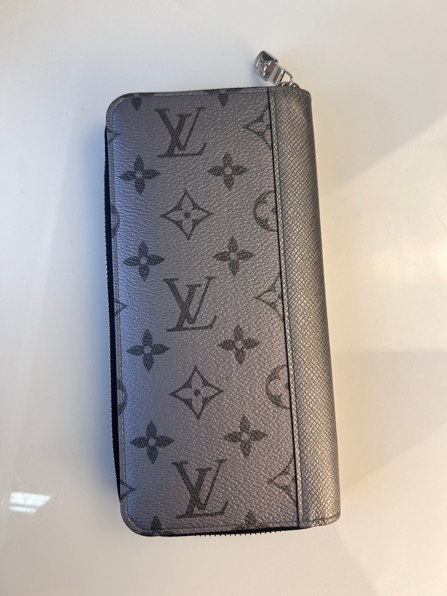 Preloved Louis Vuitton Vertical Silver Taigarama Zippy Wallet 98GBDYR 041024 B