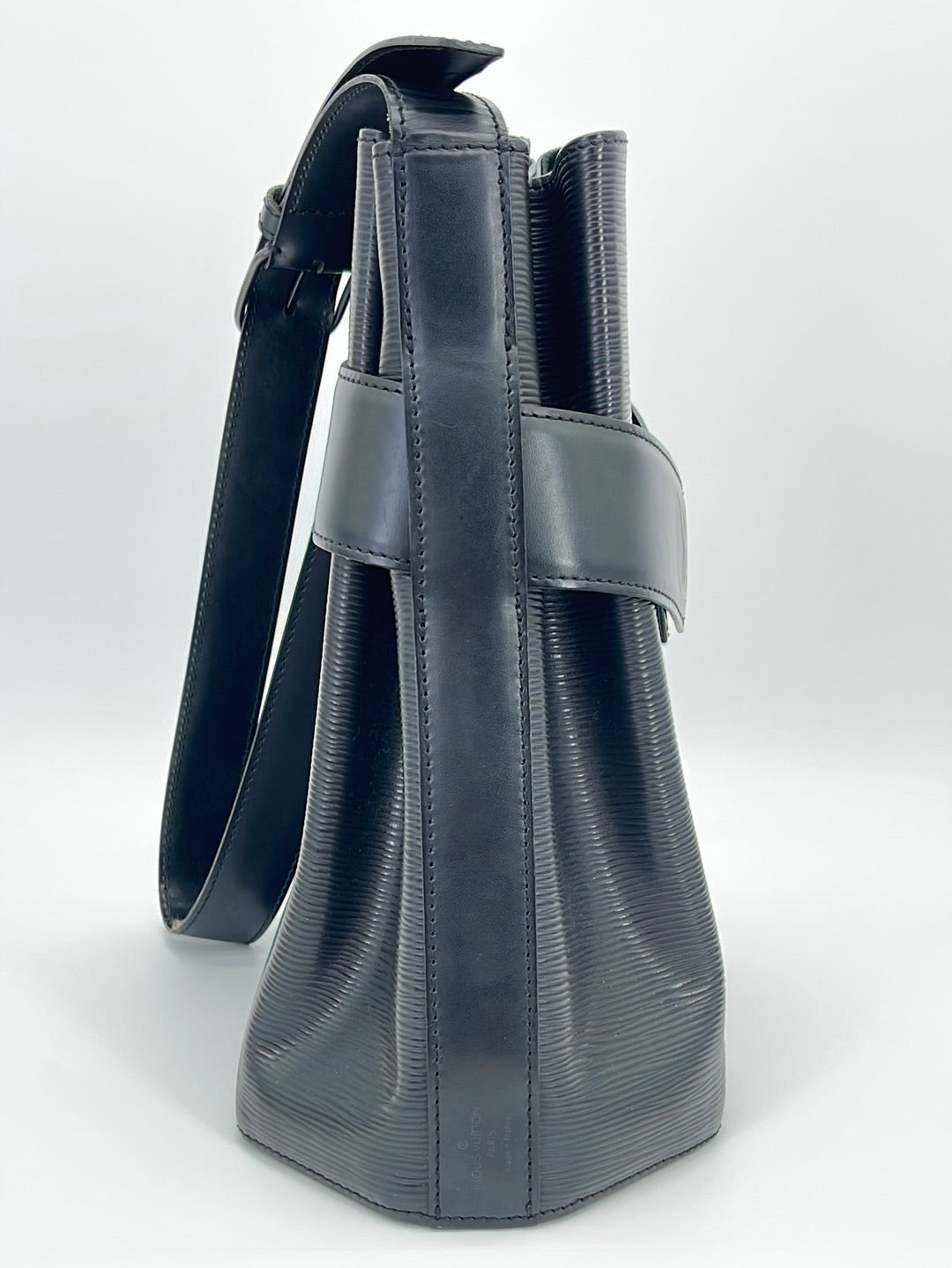 Louis Vuitton Epi Sac d'Epaule 27 - Red Bucket Bags, Handbags - LOU489287