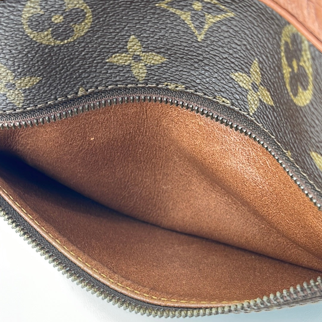 Vintage LOUIS VUITTON Monogram Canvas Sac Sports Clutch HJMCQ9R 042723 –  KimmieBBags LLC