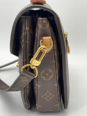 Preloved Louis Vuitton Pochette Metis Monogram Canvas Bag DU0166 01242 –  KimmieBBags LLC
