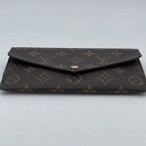 Previously owned Louis Vuitton card case. $135. #styleencorestuart