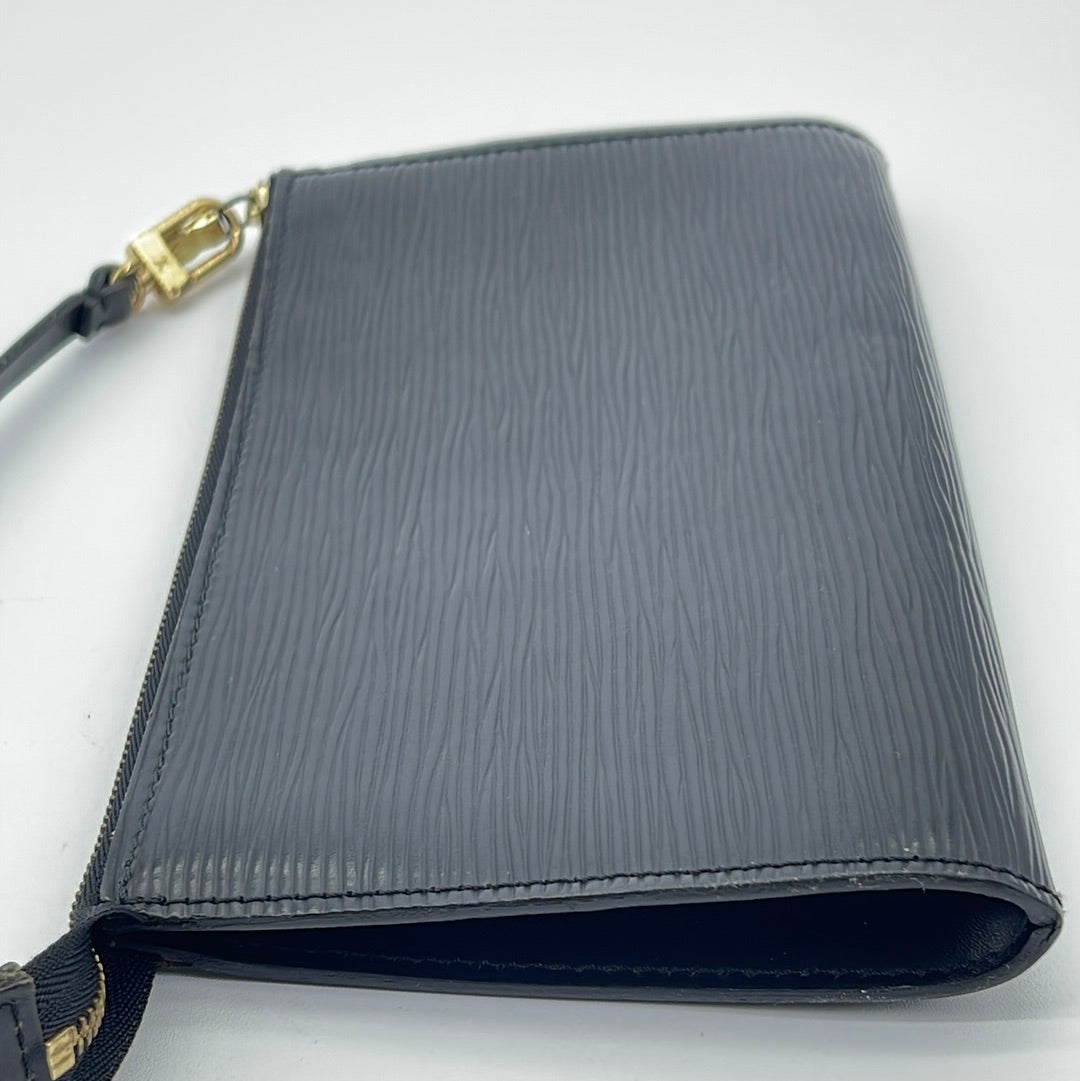 Sold at Auction: Louis Vuitton Noir Black Epi Leather Neverfull MM Handbag  with Pochette Date Code: UB 2186