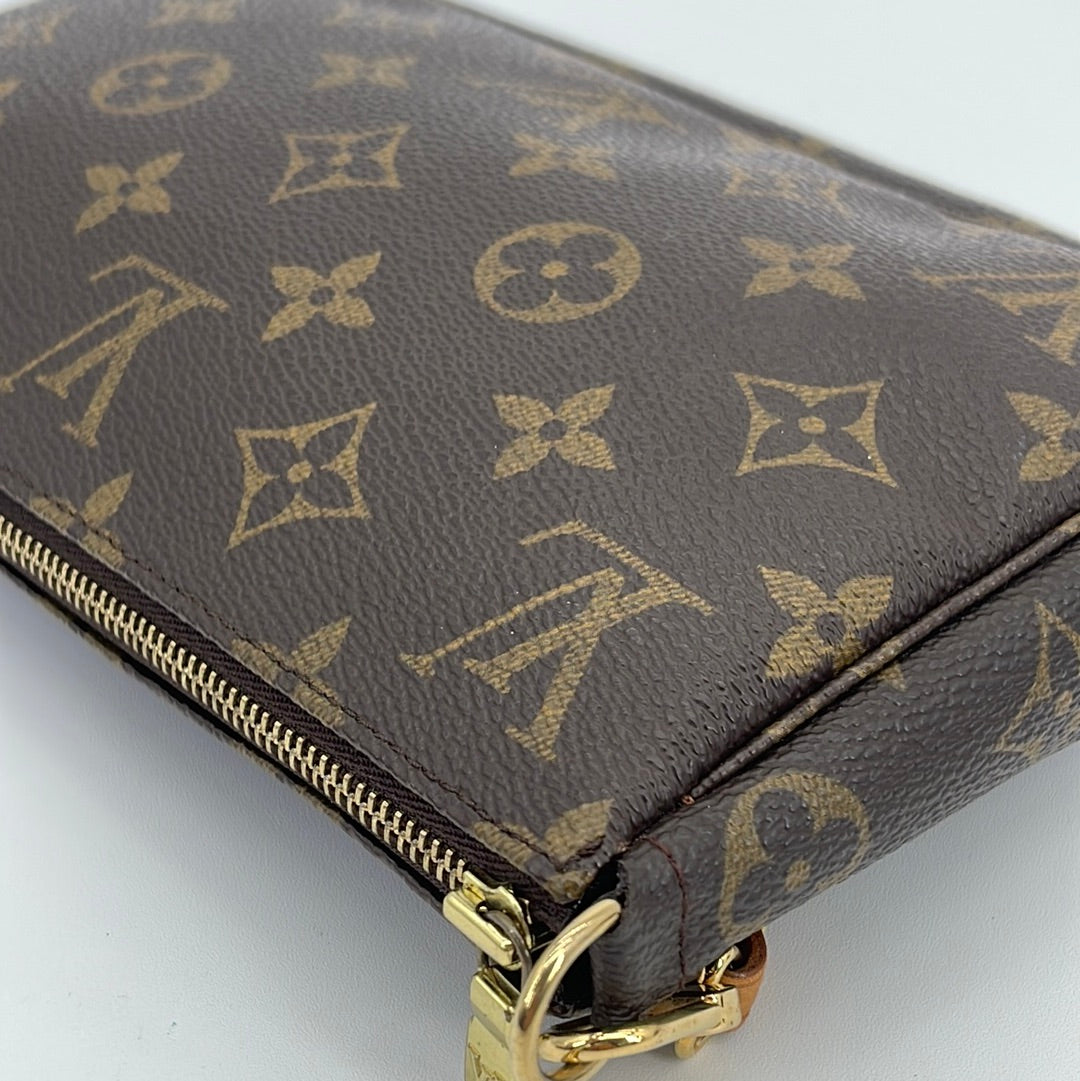 Kimmiebbags, LLC - This unique Limited Edition vintage LV coin purse is  available now: Louis Vuitton Limited Edition Cream Monogram Charms Pochette  Cles Key and Change Holder. Rare limited edition Louis Vuitton