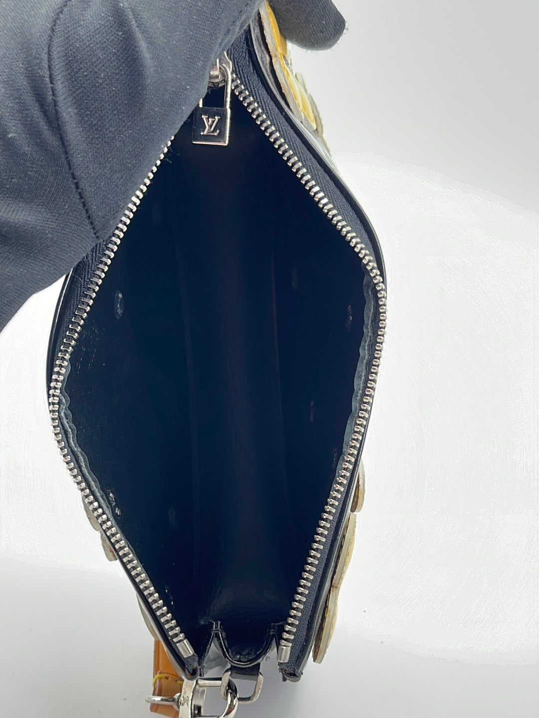 Louis Vuitton Black Monogram Vernis Fleurs Lexington Pochette Wristlet Bag  523lvs610
