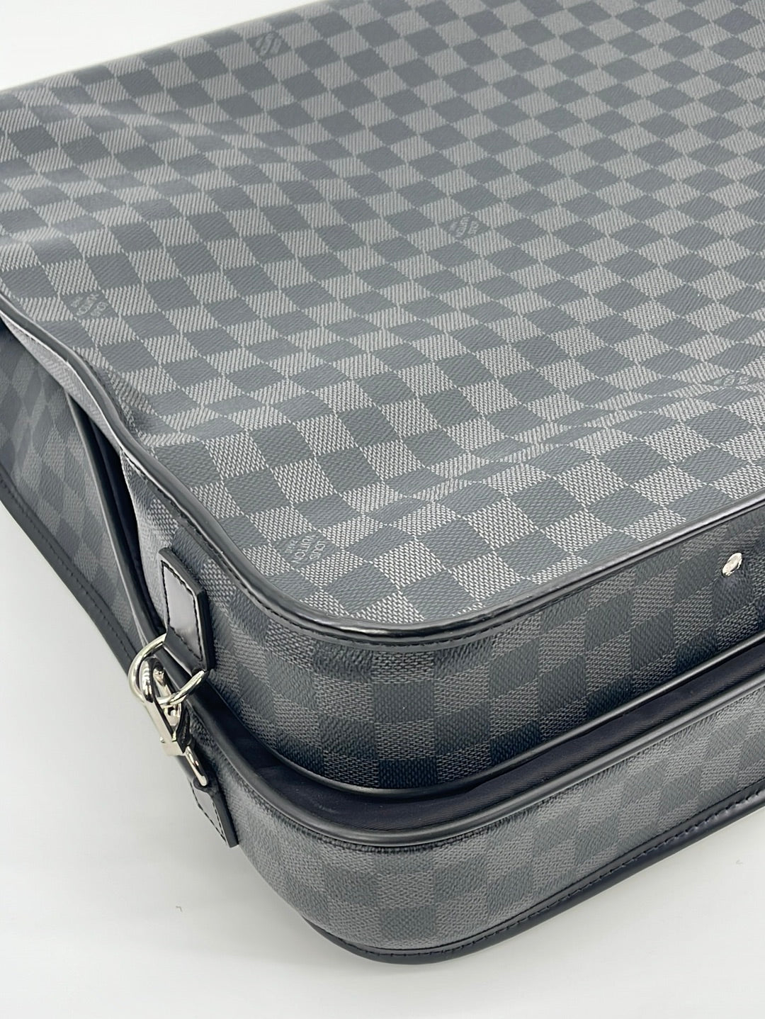 LOUIS VUITTON 2010 Damier Graphite Hanging Toiletry Luggage - Article  Consignment