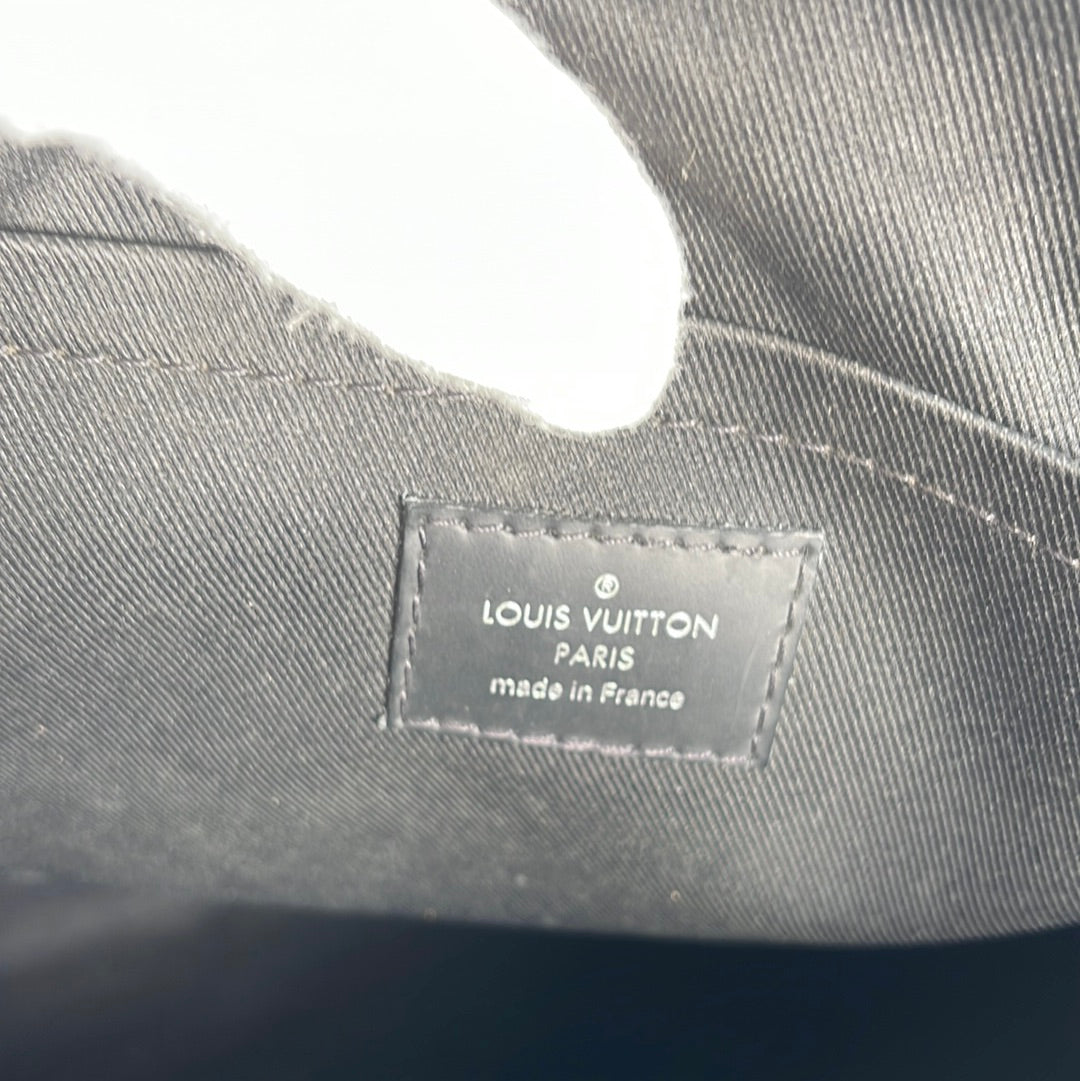 Louis Vuitton 2018 pre-owned Monogram Eclipse Discovery Pochette GM Clutch  - Farfetch