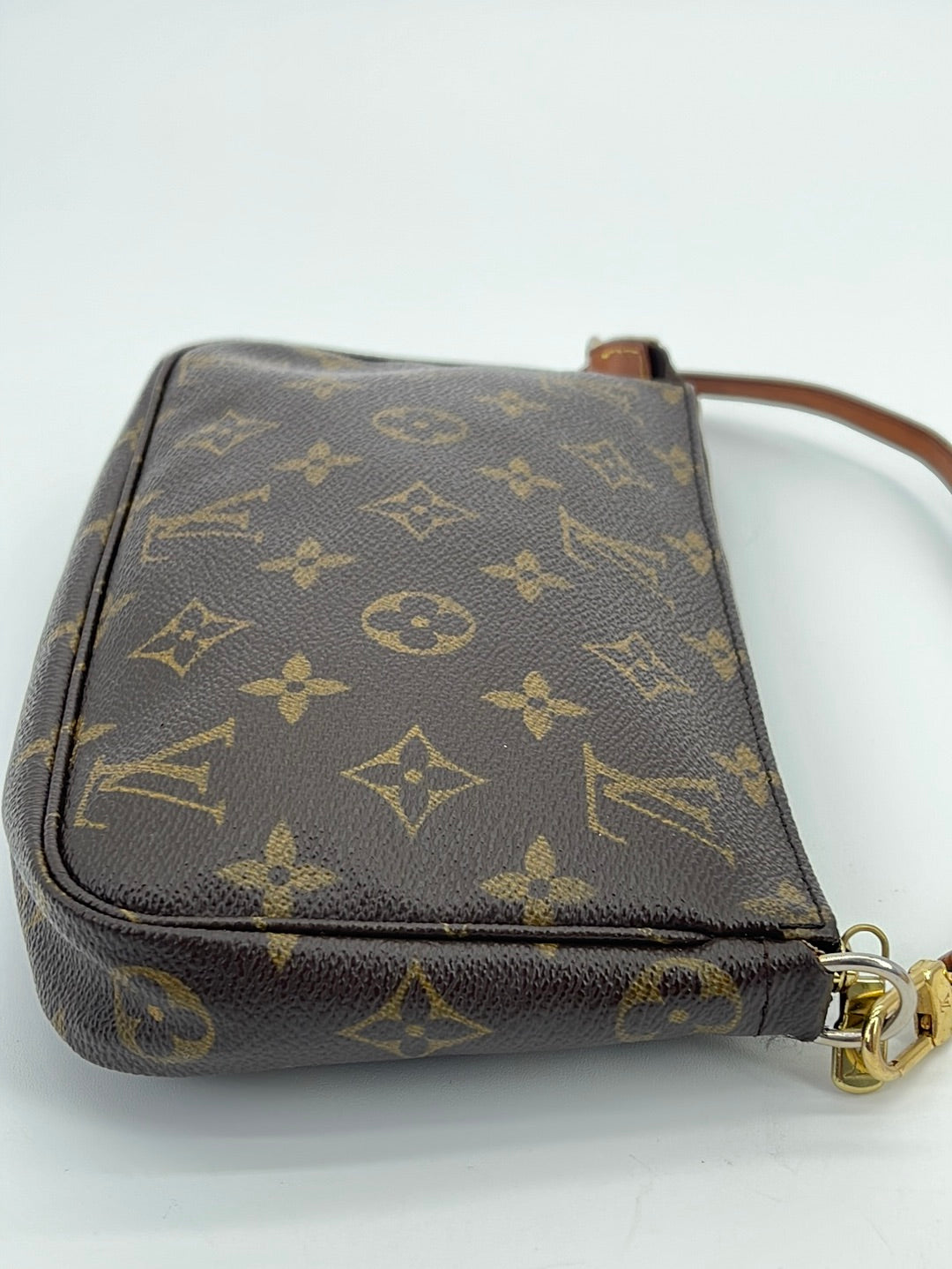 PRELOVED Louis Vuitton Monogram Accessories Pochette Bag SD0081 041923 –  KimmieBBags LLC