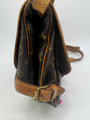 Vintage Louis Vuitton Saumur 30 Crossbody Bag AR1921 050722 – KimmieBBags  LLC