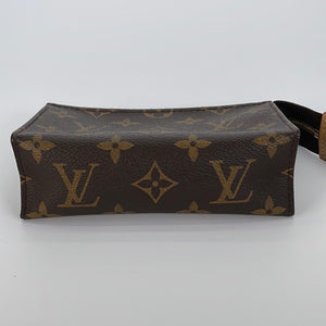 💕BNIB💕LV Toiletry Pouch 15 Monogram