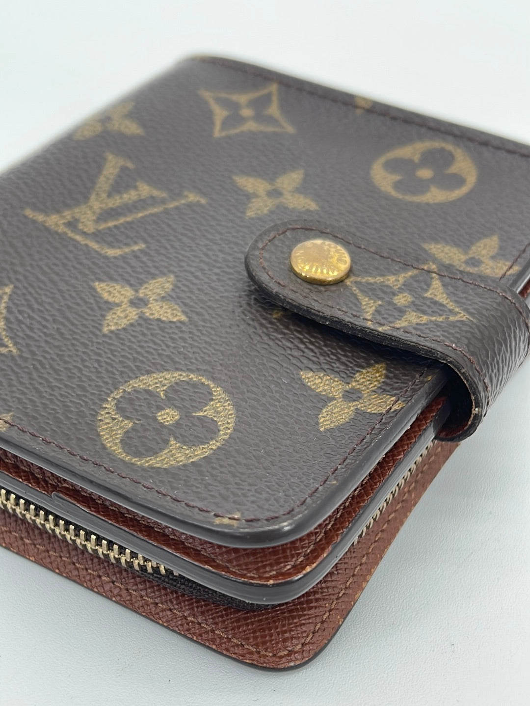 Louis Vuitton Monogram Canvas Compact Zip Wallet ○ Labellov ○ Buy and Sell  Authentic Luxury