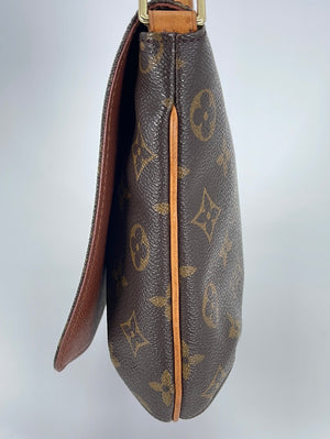 Louis Vuitton, a monogram canvas handbag, 'Musette Tango Short Strap', 2001.  - Bukowskis