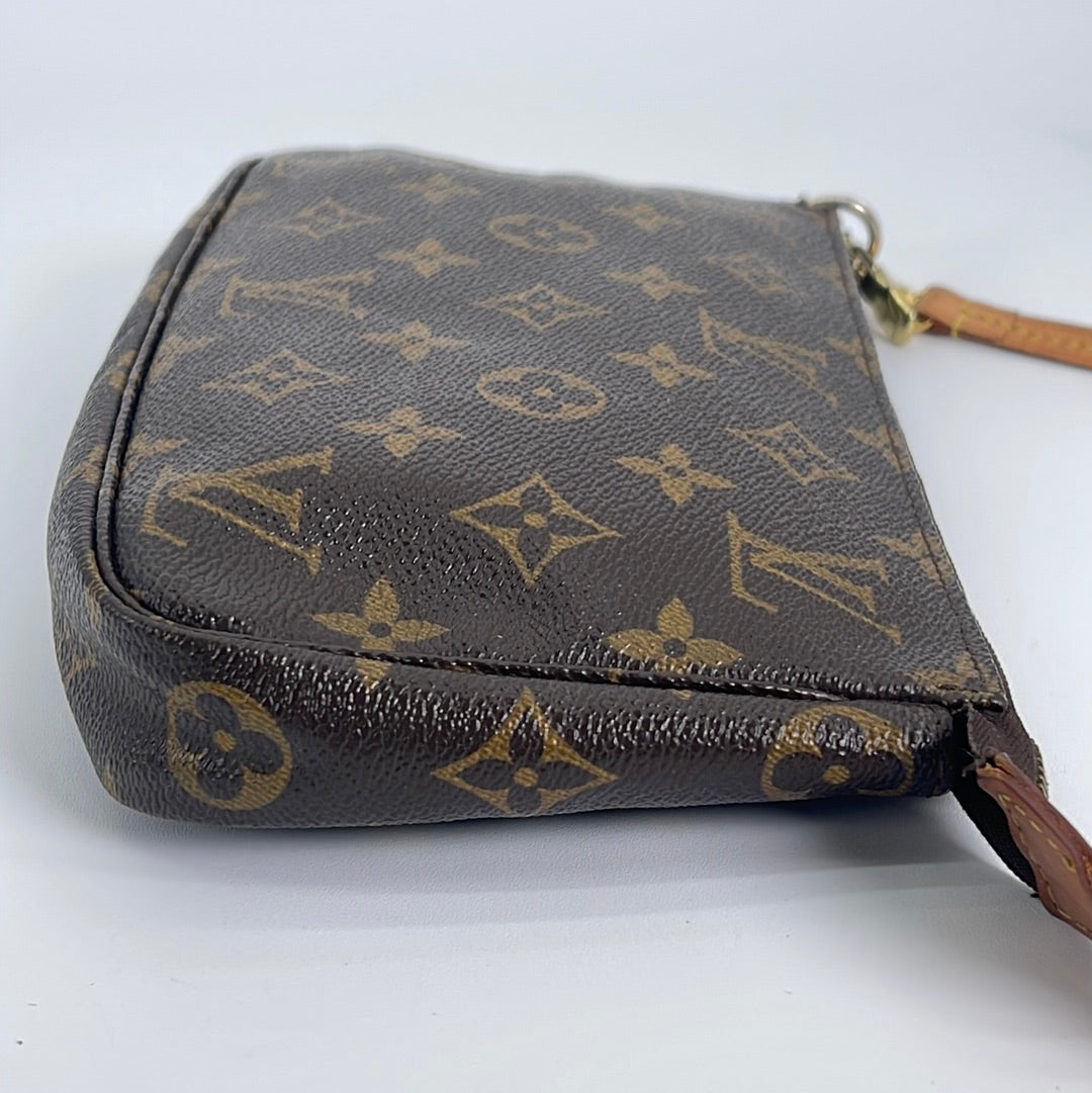 PRELOVED Louis Vuitton Monogram Accessories Pochette Bag VI0050 031023 –  KimmieBBags LLC