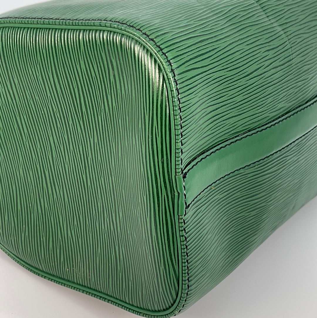 Speedy handbag Louis Vuitton Green in Synthetic - 22950806