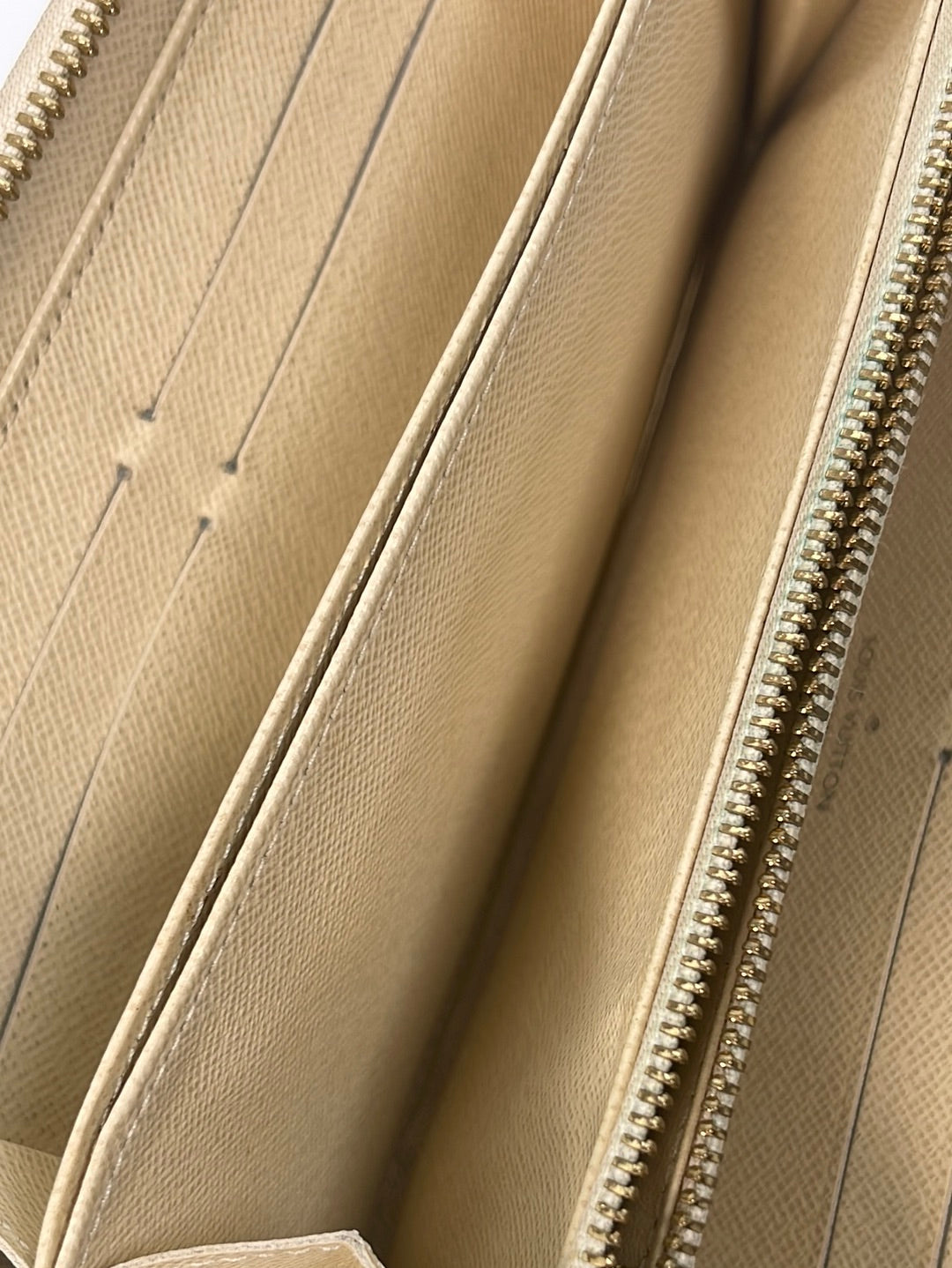 Louis Vuitton LV zippy coin DA ballerine Beige Leather ref.208928 - Joli  Closet