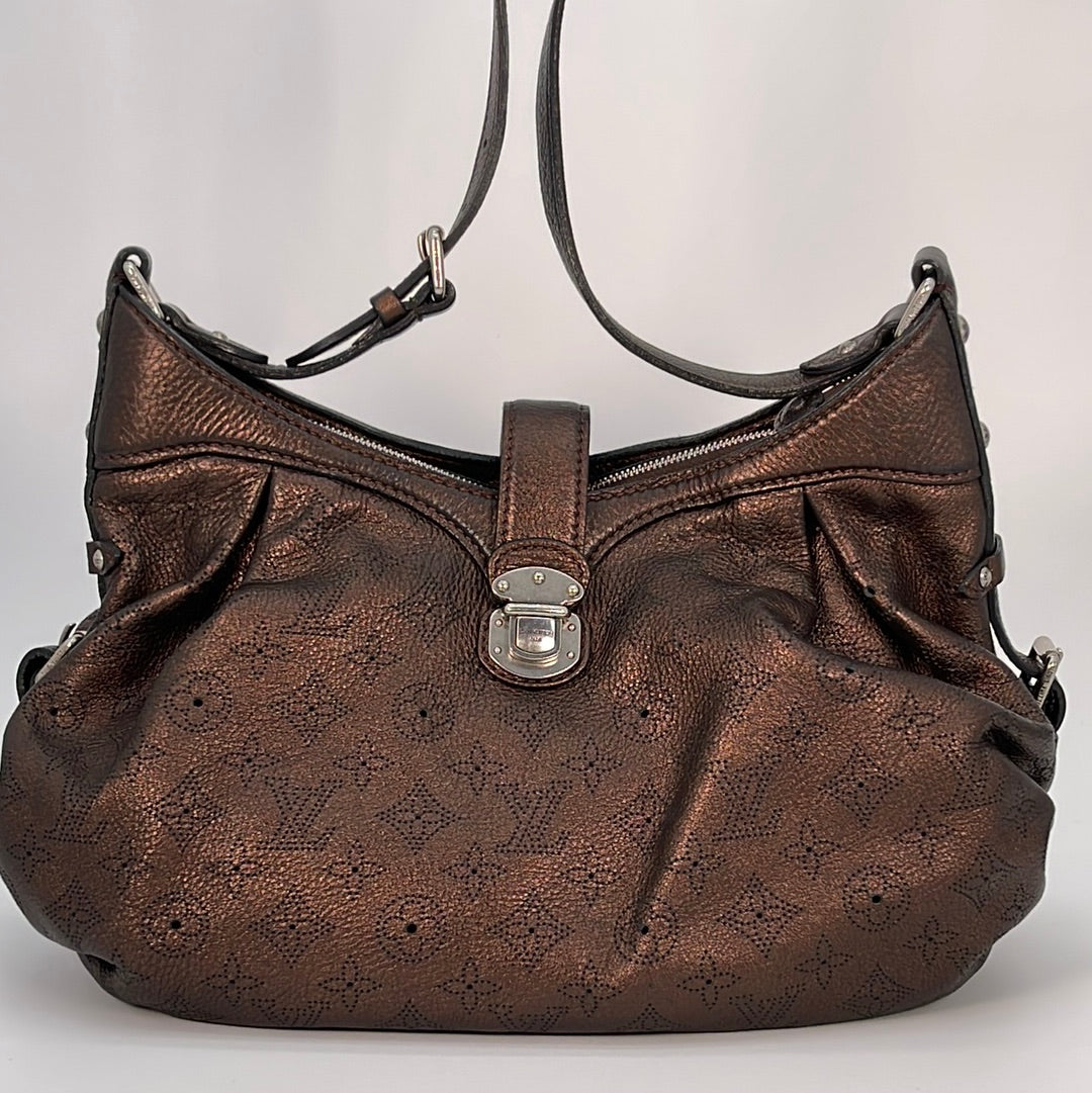 Louis Vuitton L Handbag in Brown Mahina Leather