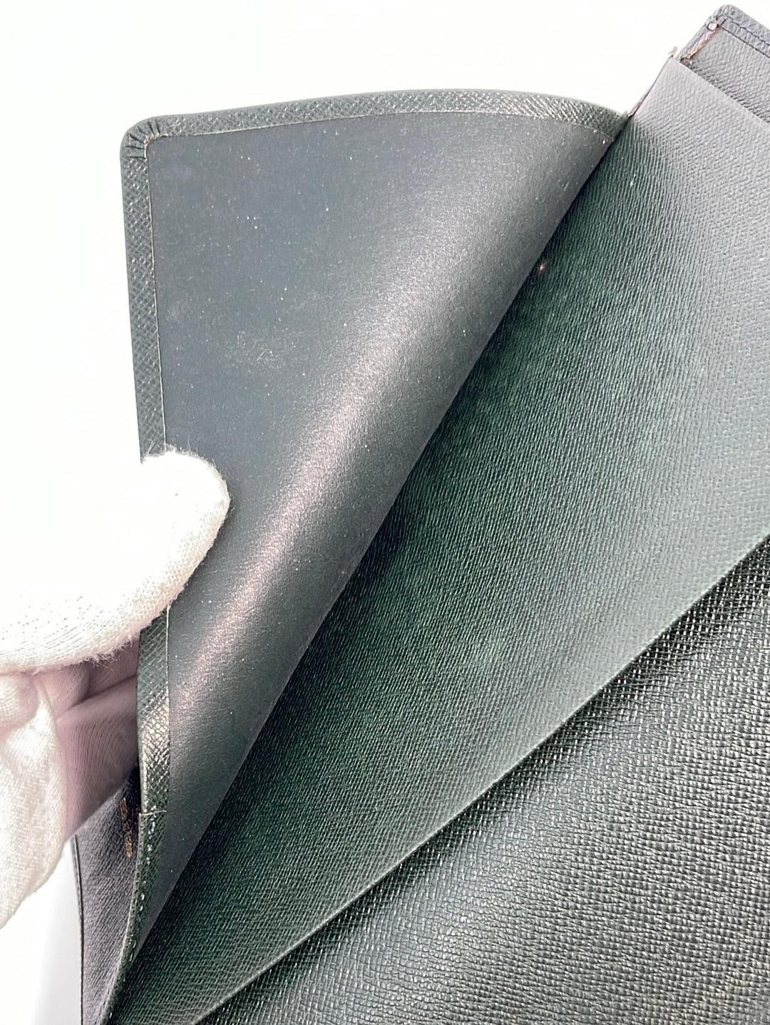 Louis Vuitton. Green Taiga Leather Agenda Cover / Direct…