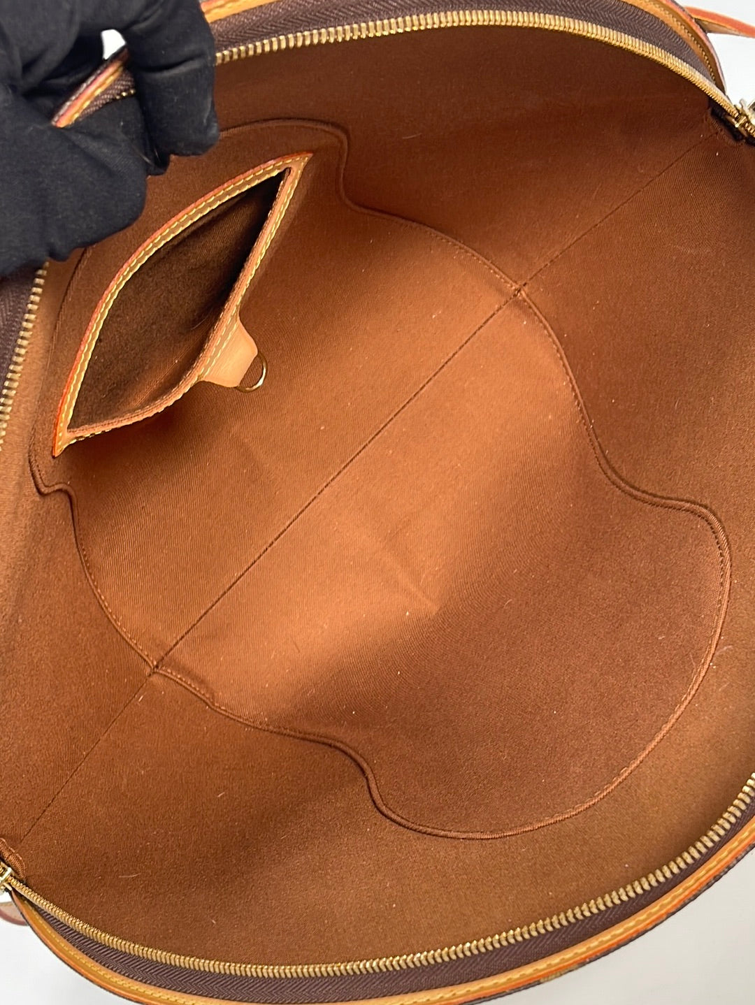 Shop Louis Vuitton Handbags (M46212) by LESSISMORE☆